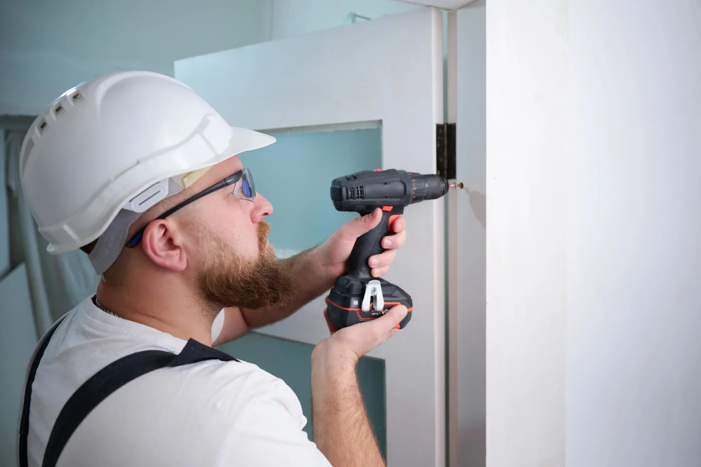Fixation d'un cylindre sur une porte d'appartement à Rosny-sous-Bois